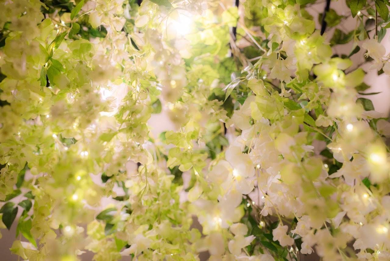 店内を彩る藤の花の装飾